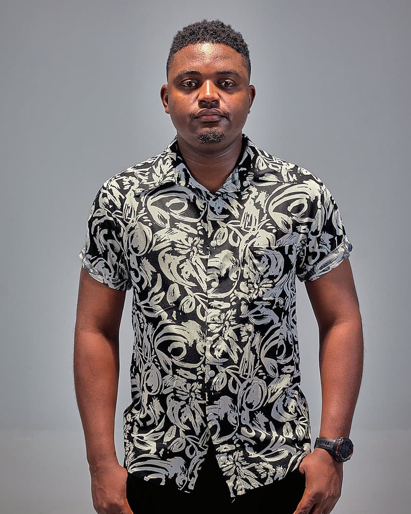 Black and white floral print short-sleeve shirt