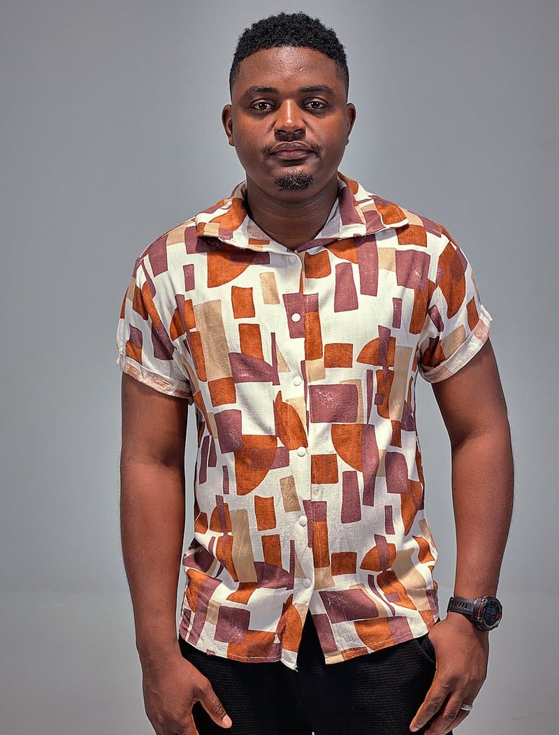 Rust and white geometric print short-sleeve shirt